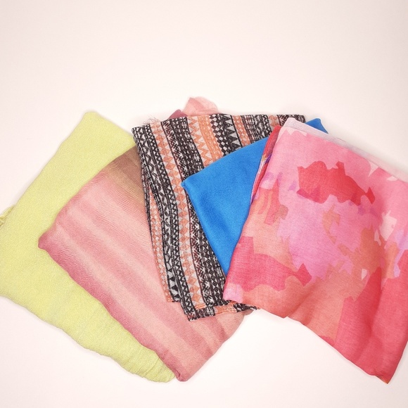 4 Scarfs! - Picture 6 of 8